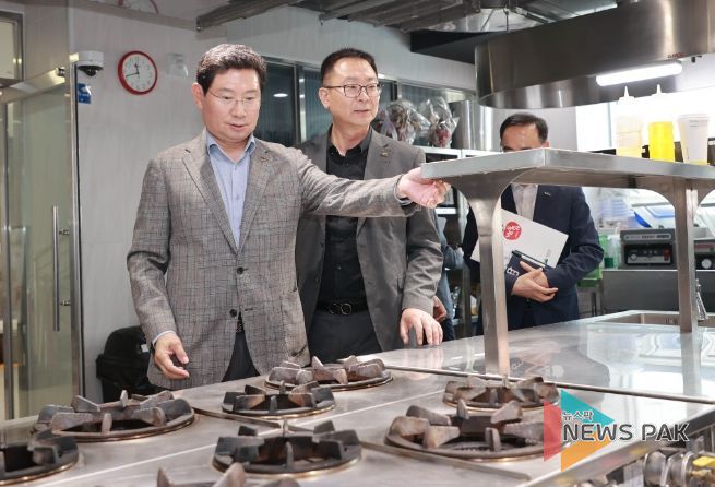 이상일 용인특례시장이 예산상설시장 내 청년창업가게 중 한 곳을 살펴보고 있다