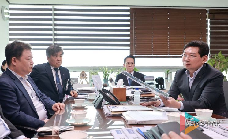 이상일 용인특례시장(오른쪽)이 용인교육지원청 관계자들과 이야기를 나누고 있다