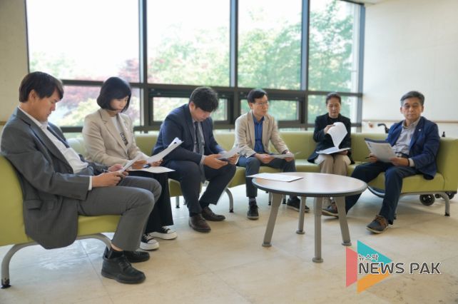 교육복지위원들이 관련 자료를 검토하고 있다.