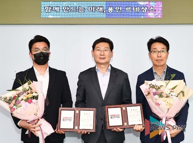 이상일 용인특례시장이 11일 건설산업 유공 표창을 받은 수상자들과 기념촬영을 하고 있다