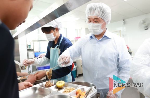 12일 원삼중학교 실내체육관 개관식에 참석 후 배식 봉사에 나선 이상일 용인특례시장