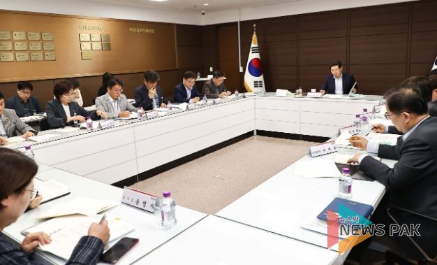 용인특례시는 12일 시장 접견실에서 이동·남사 시스템반도체 국가첨단산업단지 사업시행자 선정에 따른 후속 절차 논의를 위해 전략회의를 열었다.