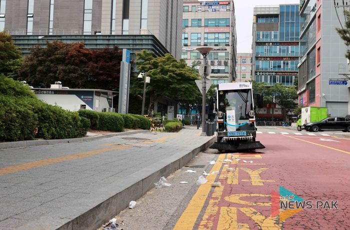 수지구청 인근 노면을 청소하는 소형 전기노면 청소차의 운행 모습