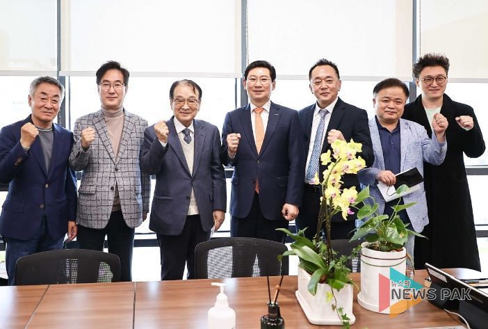 제 42회 대한민국 연극제를 용인특례시에 유치하기 위해 뜻을 모은 이상일 용인특례시장(가운데)과 이순재 배우(왼쪽에서 세번째)를 포함한 대한민국 연극 분야 관계자들의 모습