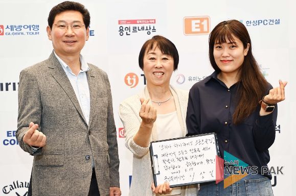 15일 열린 '제1회 - The Charity With Olympians' 자선골프대회에 참석한 이상일 용인특례시장(왼쪽)과 코리아하이브스포츠클럽 조혜정 회장(가운데), 안수현 사무국장(오른쪽)의 모습