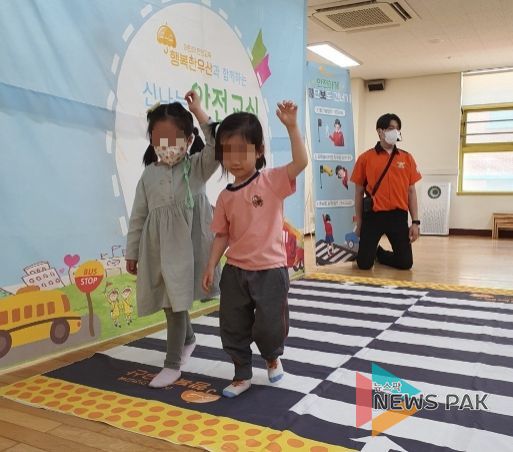 안양샘유치원, 교통안전교육 실시(횡단보도 건너는 교육 모습)