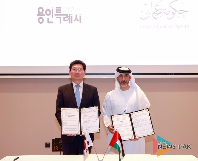 이상일 용인특례시장과 암마르 빈 후마이드 알 누아이미 아즈만 왕세자가 협약서를 들고 기념촬영을 하고 있다.