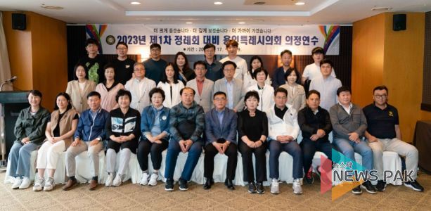2023년 제1차 정례회 대비 용인특례시의회 의정연수에서 단체 촬영을 하고 있다.
