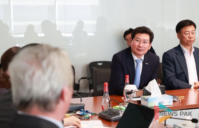 이상일 시장이 IRENA 관계자와 이야기를 나누고 있다.