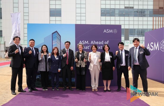 단체사진을 찍고있는 화성시의회 의원들과 ASM 관계자들.