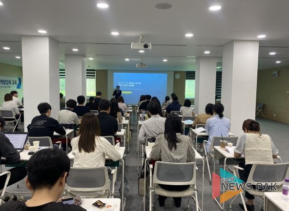 교육을 듣고 있는 화성시의회 직원들.