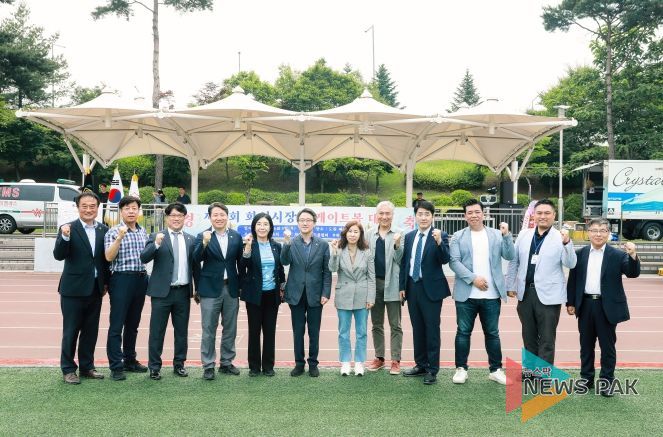 단체사진을 찍고 있는 화성시의회 의원 및 관계자 일동