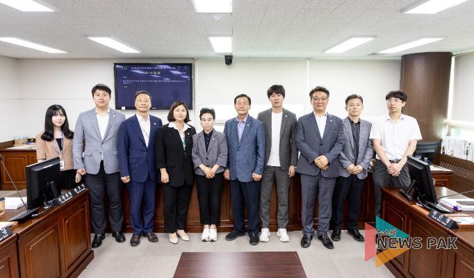 특위 소속 위원들과 의회사무국 직원들이 회의 후 기념촬영에 임하고 있는 모습