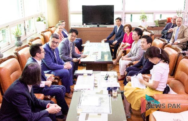 안산시의회 의장단이 5일 시의회를 방문한 독일 아헨 특구시 경제사절단을 접견했다. 사진은 이날 의장실에서 진행된 관련 간담회의 모습