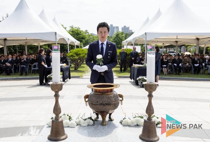 추념식에서 송바우나 의장이 순국선열의 넋을 기리며 헌화하고 있는 모습