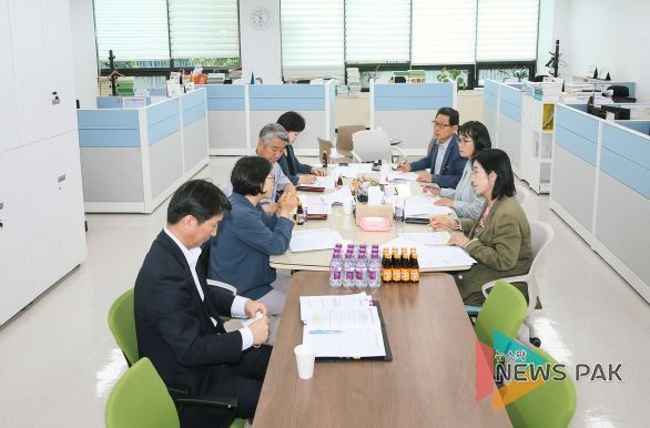 사전보고회 진행중인 경제환경위원들.