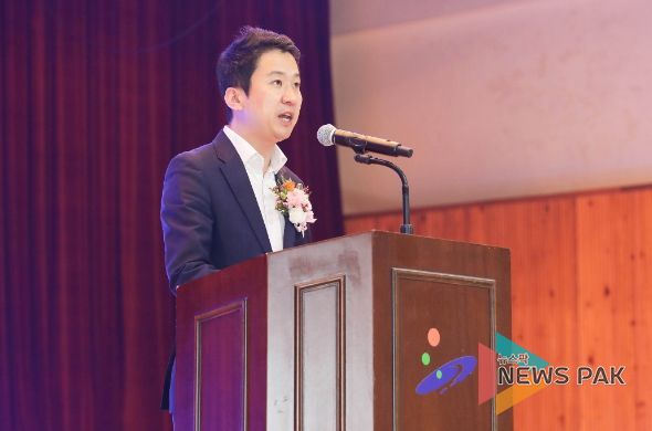 안산시의회 송바우나 의장이 9일 상록구 감골체육관에서 열린 ‘2023년 안산시 노인일자리 참여자 문화활동’ 행사에 참석했다. 사진은 이날 행사에서 축사를 하고 있는 송바우나 의장의 모습.