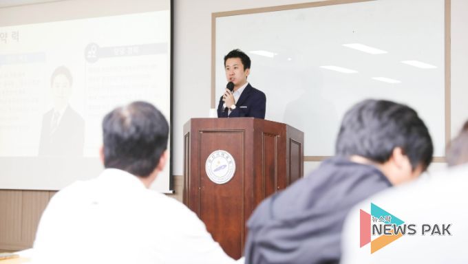 안산시의회 송바우나 의장이 13일 안산학연구원 교육장에서 지방정치와 의회의 역할을 주제로 특강을 진행하고 있다.