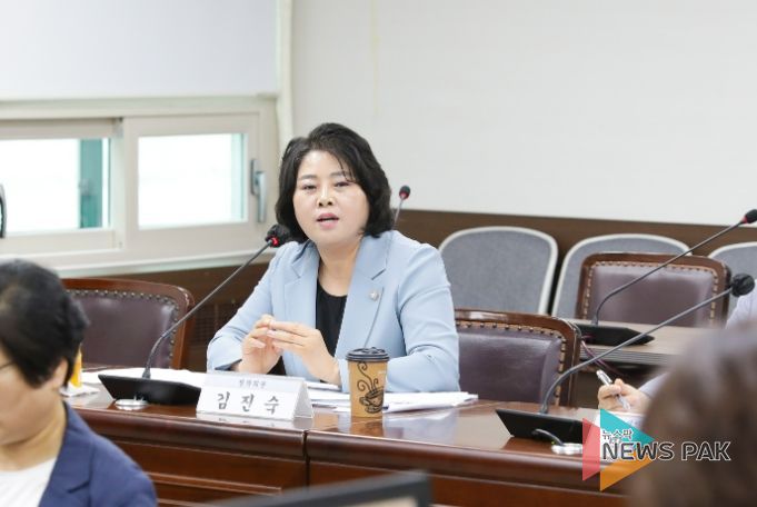 이번 정례회 기획행정위원회에서 조례안에 대해 설명하고 있는 김진숙 의원의 모습