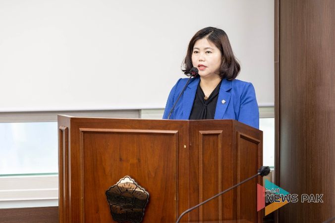 안산시의회 박은정 의원이 지난 2일 제283회 제1차 정례회 문화복지위원회에서 안산시 학생 불균형 체형 관리 지원에 관한 조례안에 대해 제안설명을 하고 있다.
