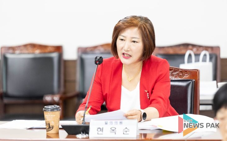 안산시의회 현옥순 의원이 지난 2일 제283회 제1차 정례회 문화복지위원회에서 안산시 청소년부모 가정 지원 조례안에 대해 설명하고 있다.