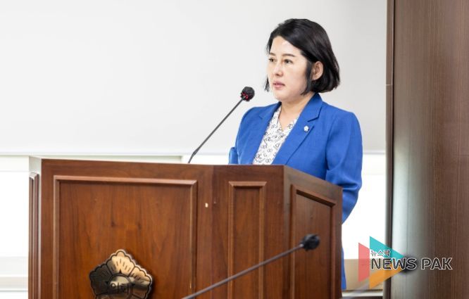 안산시의회 황은화 의원이 지난 2일 제283회 제1차 정례회 문화복지위원회에서 안산시 돌봄노동자 처우개선 및 지원 조례안에 대해 제안설명을 하고 있다.