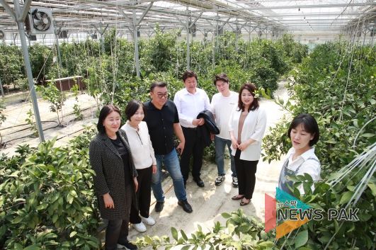 경제환경위원회 위원들이 치유농장 팜엔트리에서 관계자로부터 설명을 듣고 있다. 왼쪽부터 김희영, 신현녀, 신민석, 김진석, 박병민, 박희정 의원