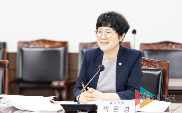 안산시의회 박은경 의원이 지난 2일 제283회 제1차 정례회 문화복지위원회에서 안산시 대부도 생태섬 관광 육성 및 지원 조례안에 대해 설명하고 있다.