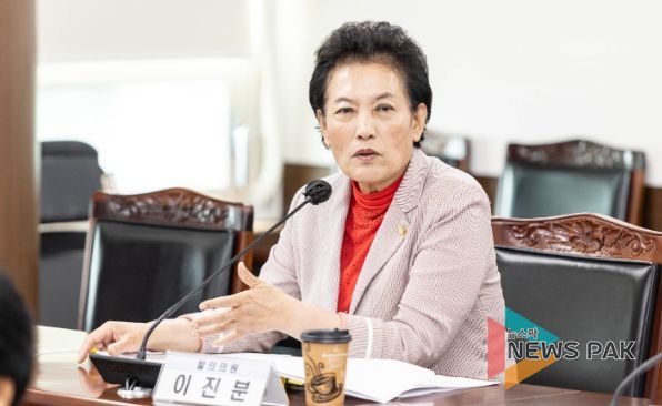 안산시의회 이진분 의원이 지난 2일 제283회 제1차 정례회 문화복지위원회에서 안산시 재향군인 예우 및 지원에 관한 조례 일부개정조례안에 대해 설명하고 있다.
