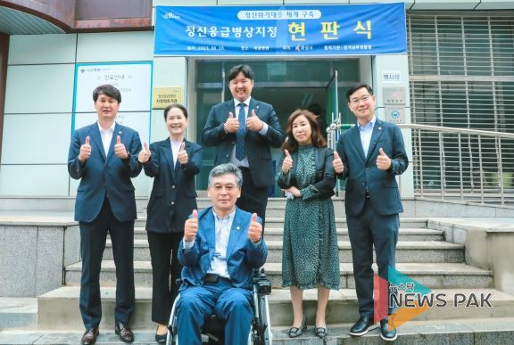 (오른쪽부터 이해남 교육복지위원장, 김경희 의장, 전성균, 김미영, 송선영 의원, 앞줄 이용운 의원)