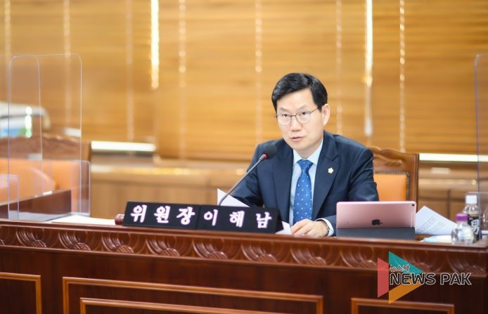 상임위 진행중인 이해남 의원