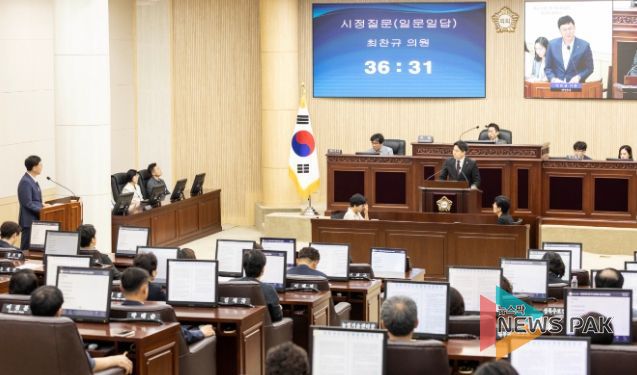 안산시의회가 28일 제283회 제1차 정례회 제2차 본회의를 열어 시정질문과 5분 자유발언을 실시했다. 사진은 최찬규 의원이 일문일답 방식으로 이민근 시장과 시정질문을 하고 있는 모습..