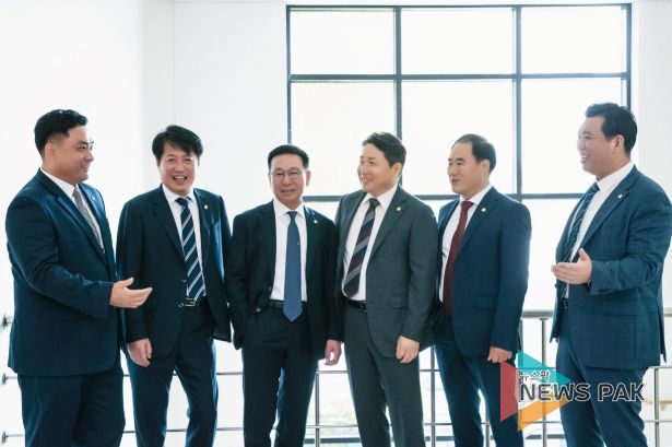 도시건설위원회 (왼쪽부터 김상균, 유재호, 정흥범, 임채덕, 김상수, 이계철 의원)