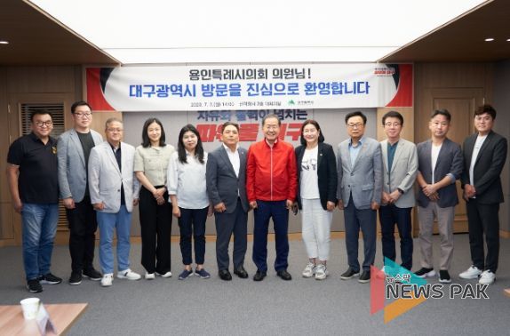 간담회 참석자들이 기념 촬영을 하고 있다. 왼쪽부터 신민석, 강영웅, 김길수, 기주옥, 안지현, 이창식 의원, 홍준표 대구시장, 김희영, 김영식, 김윤선, 김태우, 안치용 의원