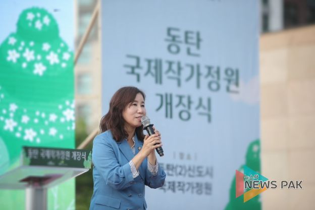 개장식 인사말을 하고 있는 화성시의회 김경희 의장