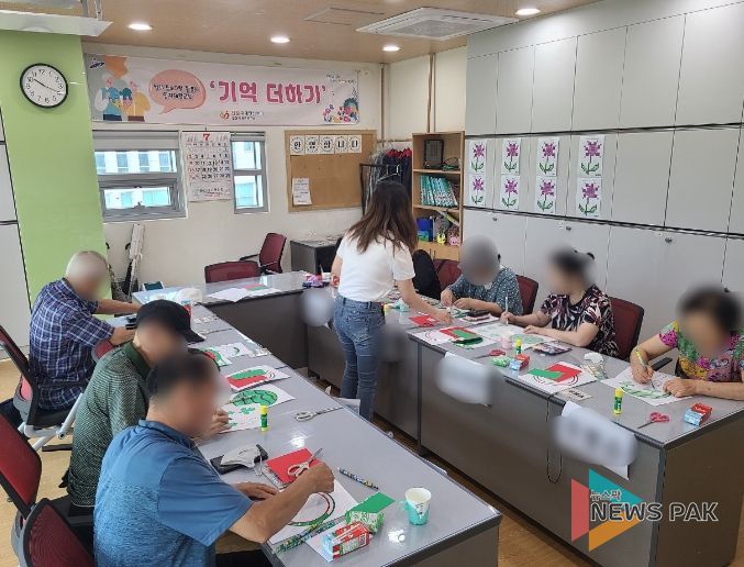 안산시단원보건소 치매안심센터, 미술치료사와 인지재활교실 운영