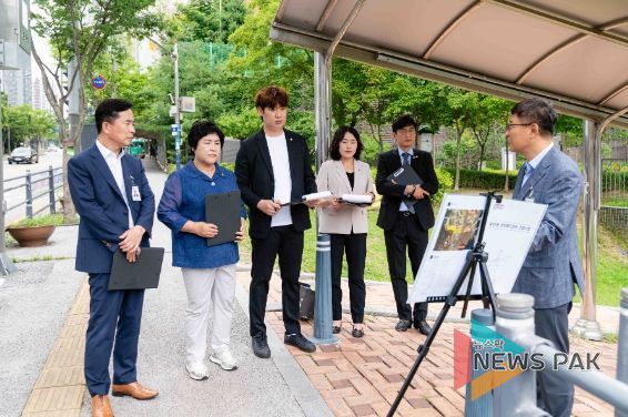 자치행정위원회 위원 및 전문위원이 관계자로부터 설명을 듣고 있다.