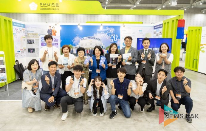 7일 의회 홍보전시관에서 촬영에 임하고 있는 의원들과 의회사무국 직원들의 모습.