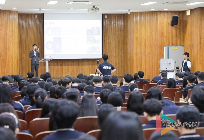 안산시의회 송바우나 의장이 지난 10일 모교인 원곡고등학교의 시청각실에서 이 학교 학생들을 대상으로 진로 특강을 실시했다.