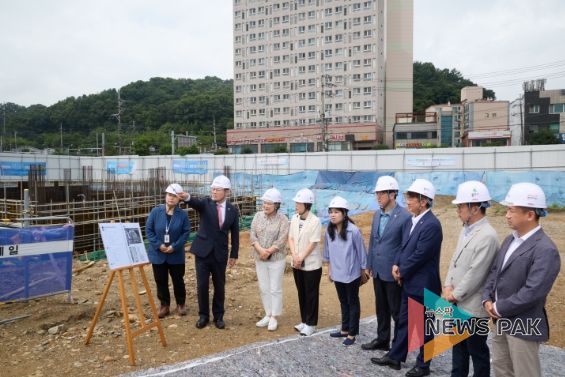 도시건설위원회 위원들이 관계자 등과 의견을 나누고 있다.