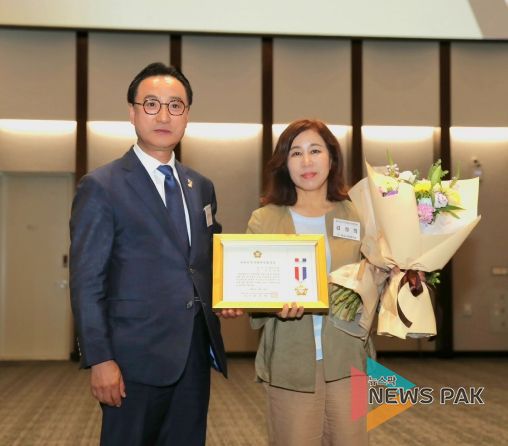 의정봉사상을 수여받은 김경희 의장