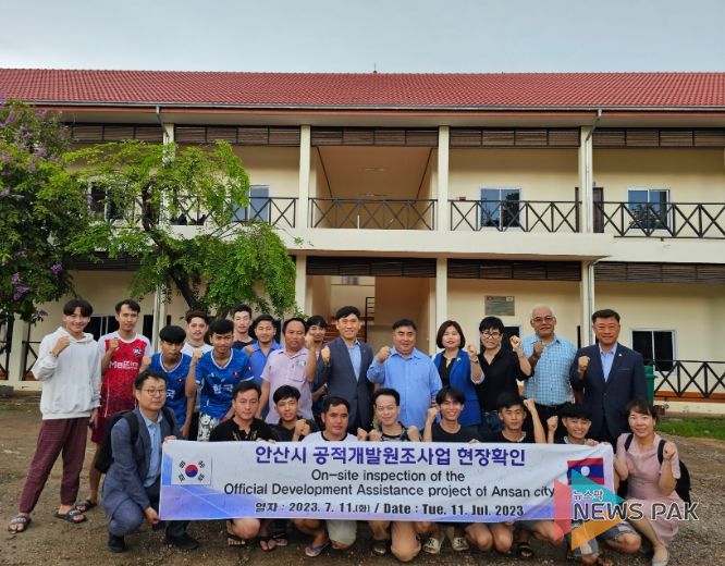 안산시의회 기획행정위원회 김재국(사진 뒷줄 오른쪽 맨끝) 박은정(뒷줄 오른쪽에서 네 번째) 위원이 최근 안산시 관계자들과 라오스의 한국-라오스 인력개발원 한국어교육원 기숙사에 대한 현장 실사를 다녀왔다.