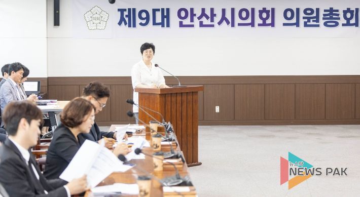 박은경 의회운영위원장이 이날 총회 사회를 보고 있는 모습. 사진2는 이날 총회 중 한 장면