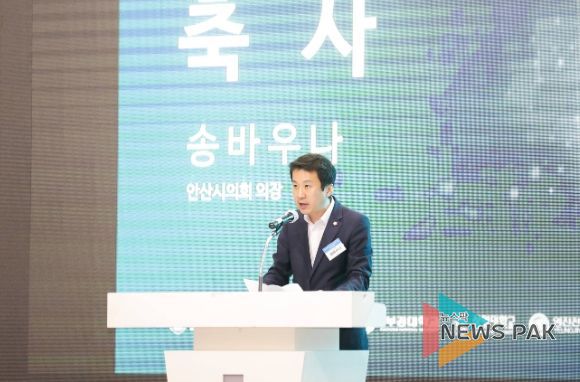 안산시의회 송바우나 의장이 8일 한양대학교 ERICA 캠퍼스 게스트하우스에서 열린 ‘2023년 88로봇데이’개막식에서 축사를 하고 있다.