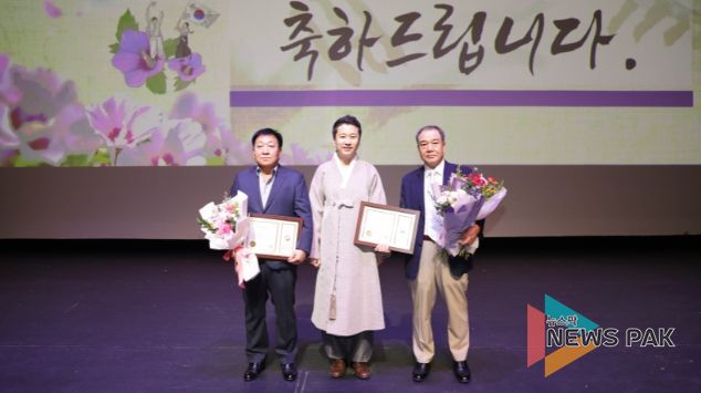 안산시의회가 15일 광복절을 맞아 제78주년 광복절 경축식에서 유공자에게 표창을 실시했다. 사진 왼쪽부터 최영훈 수상자, 송바우나 의장, 조한구 수상자의 모습