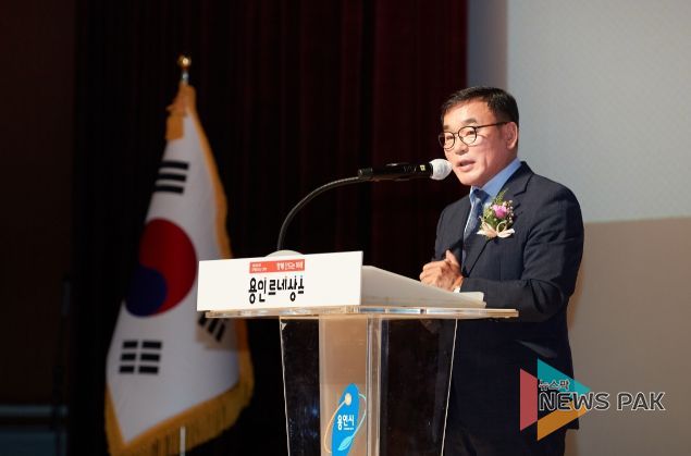 윤원균 의장이 경축사를 하고 있다.