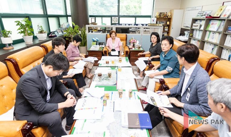 안산시의회 문화복지위원회와 도시환경위원회가 16일 안산시 집행부와 간담회를 가졌다. 사진은 이날 문화복지위원회의 간담회 모습.