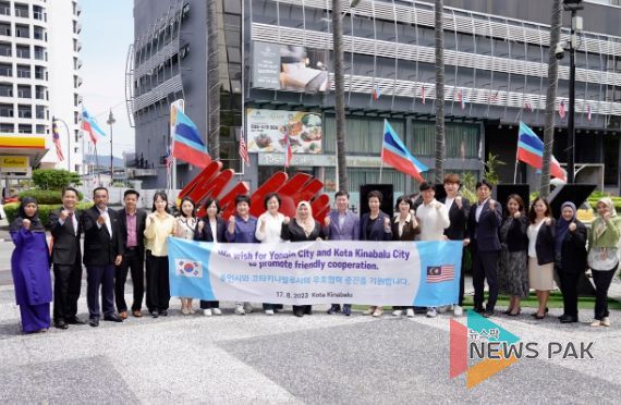용인특례시 관광발전을 위한 의원연구단체 회원들과 코타키나발루시 관계자 등이 기념 촬영을 하고 있다.