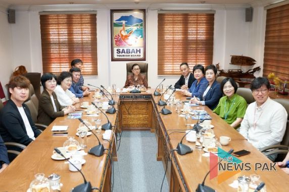 용인특례시 관광발전을 위한 의원연구단체 회원들과 코타키나발루시 사바주 관광청 관계자 등이 간담회를 하고 있다.