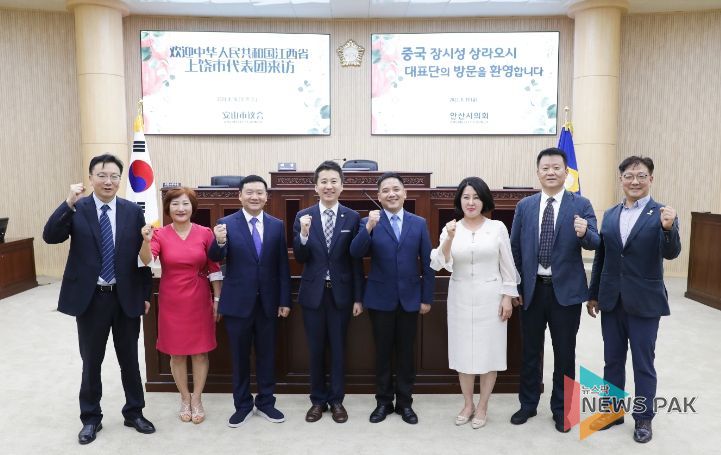 본회의장에서 기념촬영에 임하고 있는 의원들과 대표단